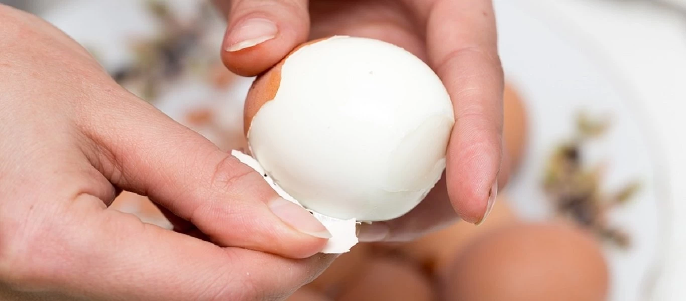 Τρεις τρόποι για να καθαρίσετε εύκολα και γρήγορα τα βραστά αβγά (βίντεο)